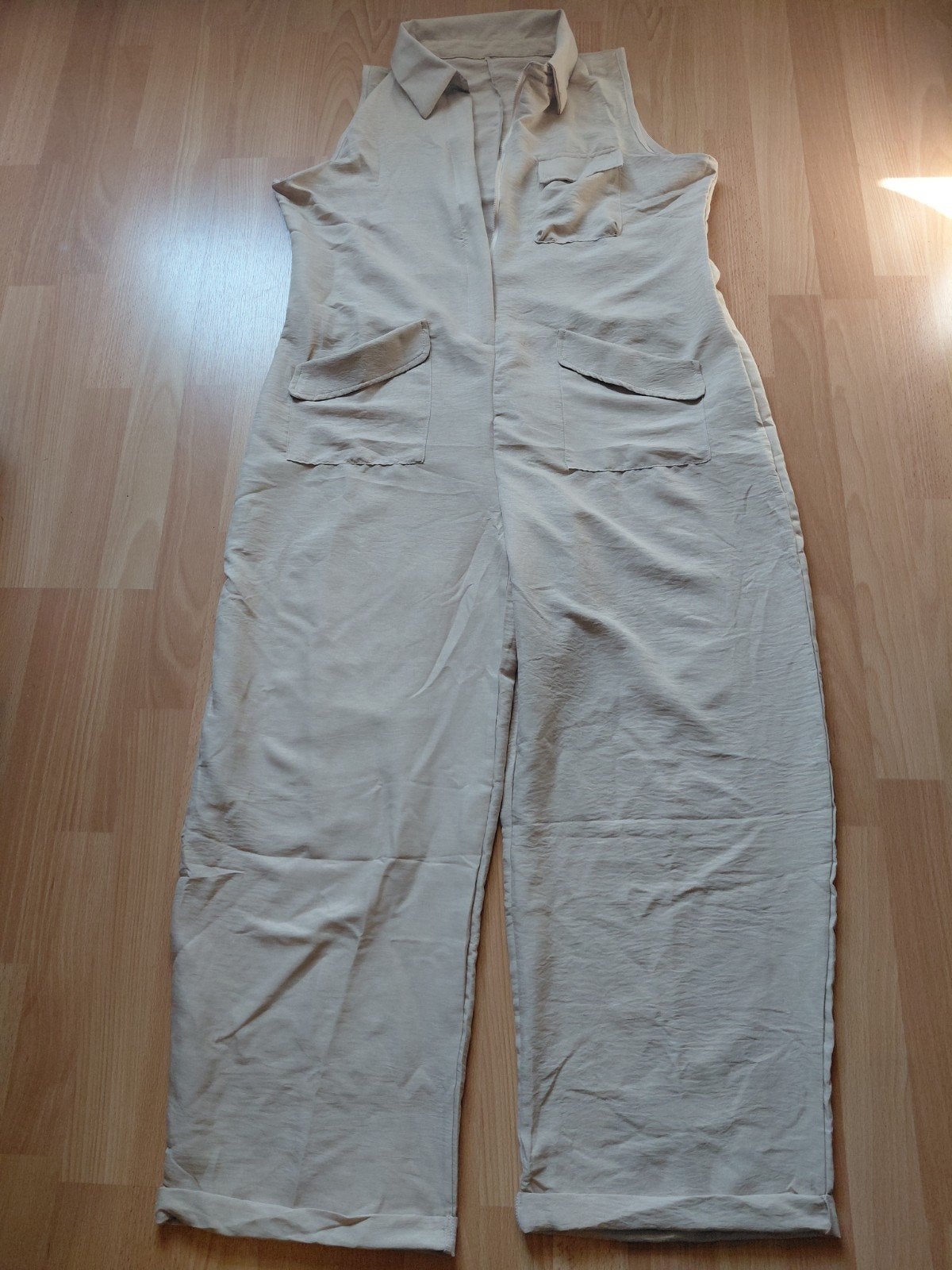 Mouwloze Jumpsuit - Nieuwstaat 
Kleur: kaki
Maat: xl
Nieuwpr, Kleding | Dames, Jumpsuits, Ophalen of Verzenden, Nieuw, Beige
