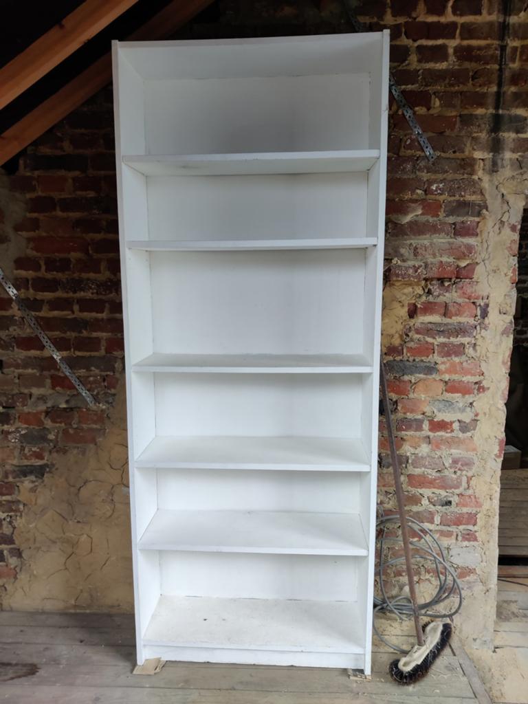 Bibliothèque en bois condensé, Enlèvement