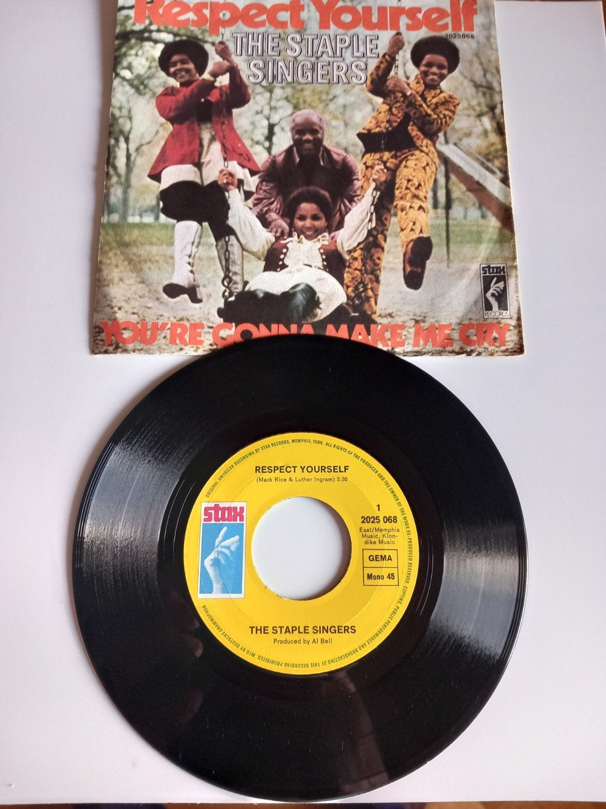 THE STAPLE SINGERS.  RESPECT YOURSELF. R&B 45T, Ophalen of Verzenden