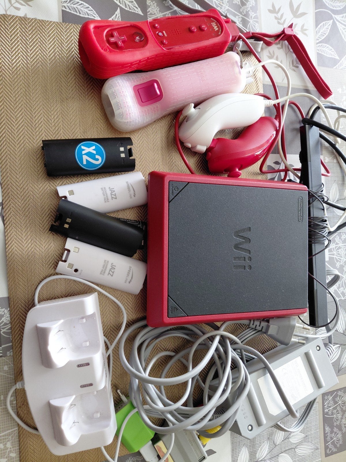 rode en zwarte Nintendo Wii mini, Games en Spelcomputers, Spelcomputers | Nintendo Wii, Ophalen, Zo goed als nieuw, Met 2 controllers