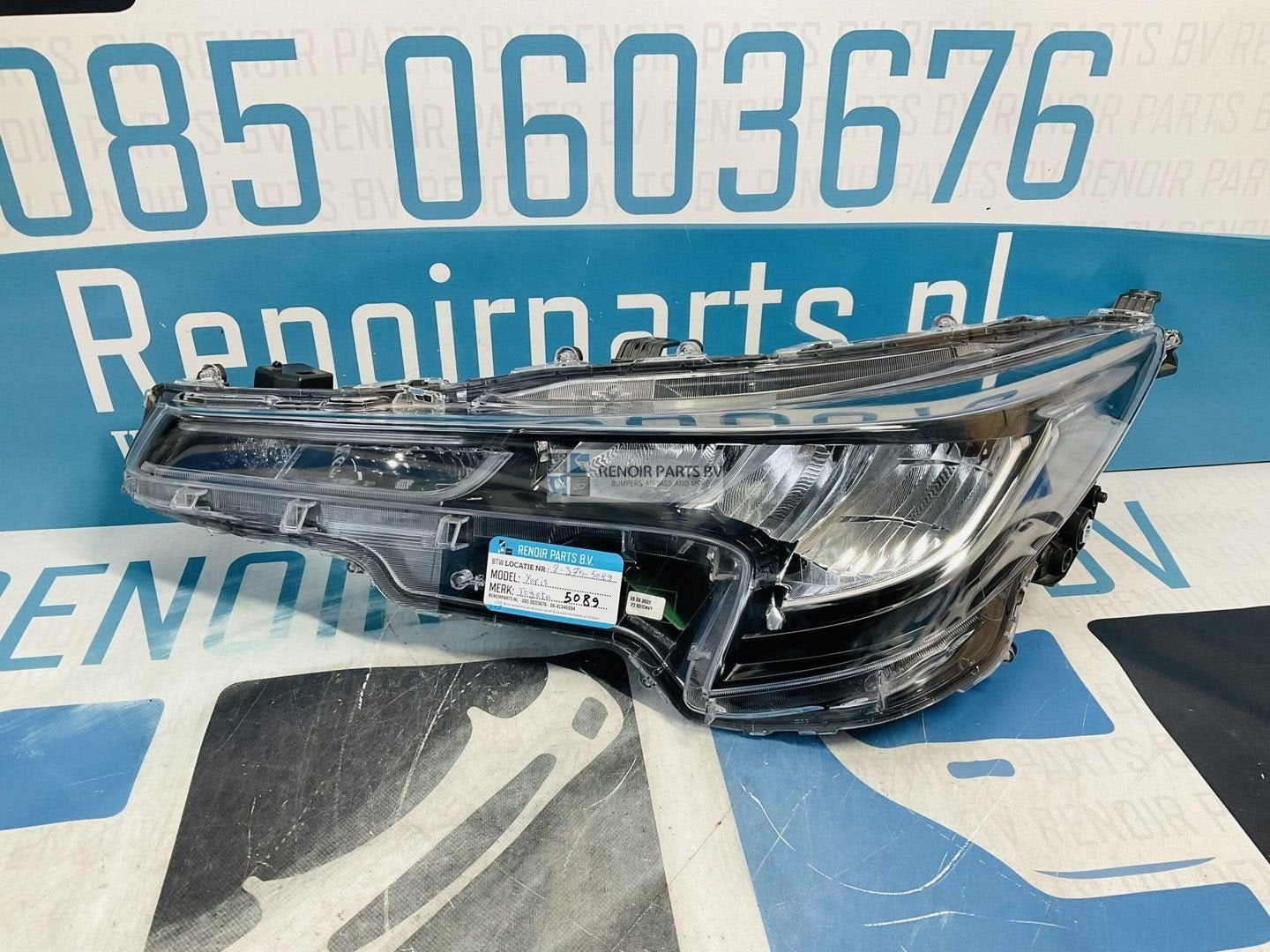 Koplamp Toyota Corolla E210 Links Led 90154118 Origineel 2-J, -, Utilisé, -, Enlèvement ou Envoi
