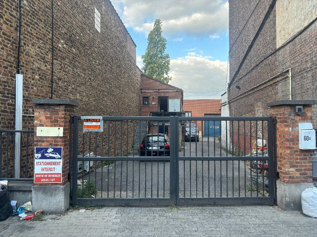 Entrepôt 222m2 avec mezzanine 100m2 à louer (Gilly centre), Charleroi
