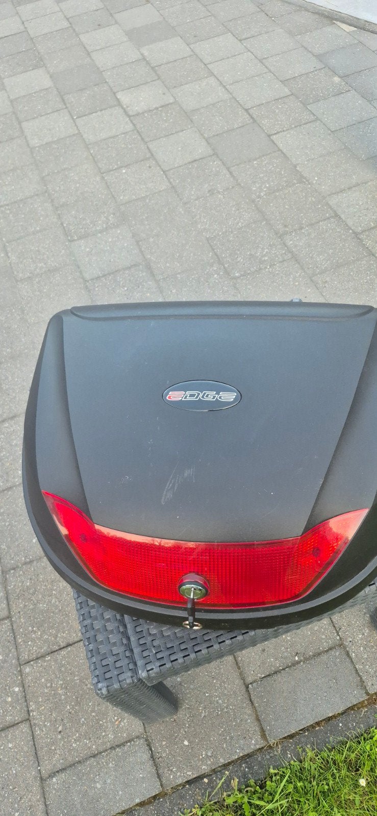 Dit is een zwarte Edge topkoffer voor op een scooter of moto, Motos, Accessoires | Valises & Sacs, Enlèvement