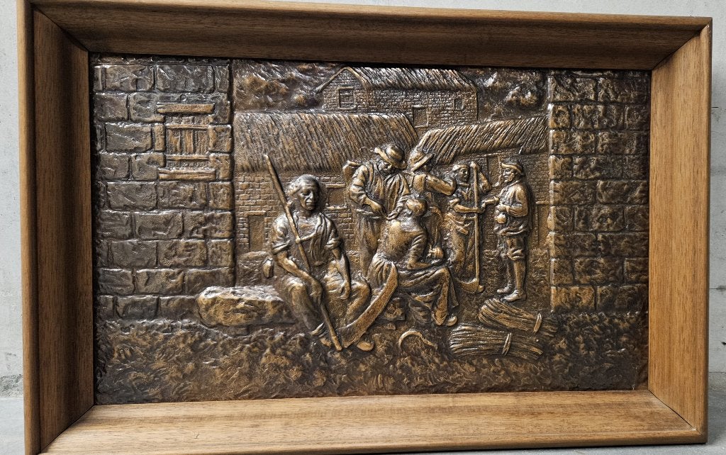 Decoratief koperkleurig reliëf paneel in een houten lijst., Huis en Inrichting, Gebruikt, Vintage, Decoratieobject, Ophalen of Verzenden