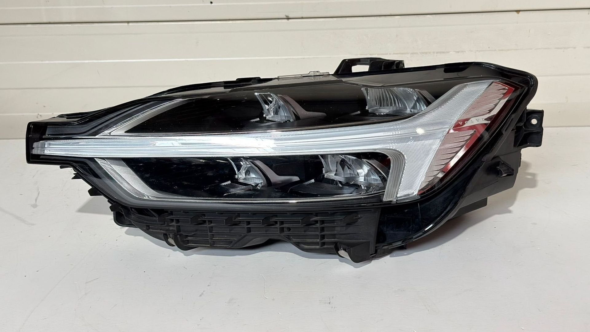 Phare gauche LED pour Volvo XC60 II (r f rence 32133548), Gunnar Engellaus vag 8
405 31  Gothenburg, SE, Info@volvocars.com, Volvo Car Corporation