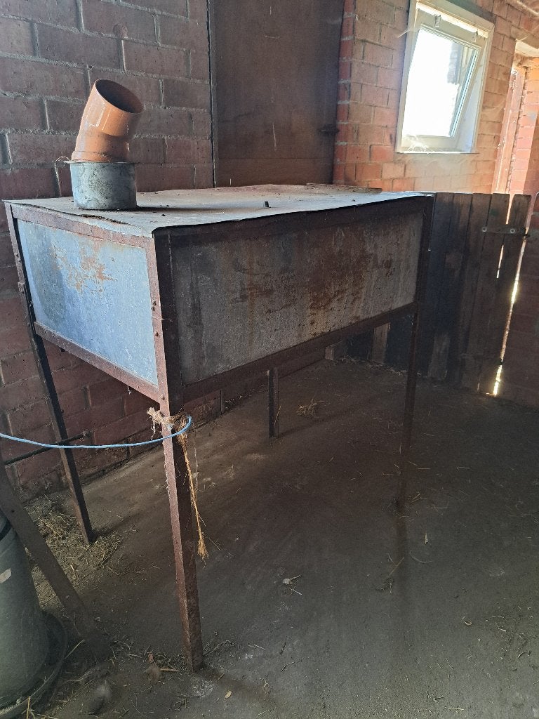 Oude brood bakoven in ijzer en vuurvaste stenen, Ophalen