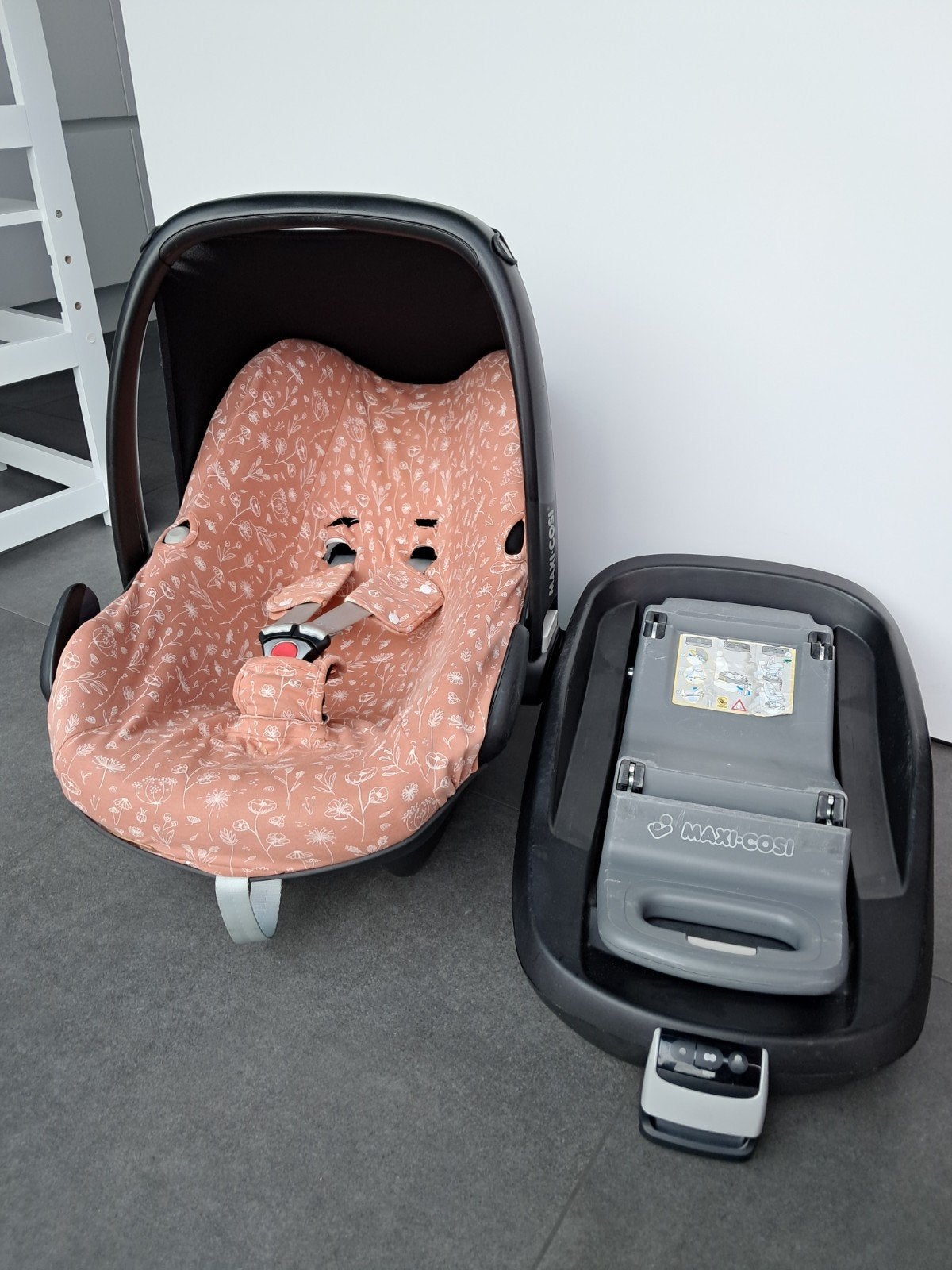 Maxi Cosi Pebble met Familyfix, verkleinkussen en 2 hoezen, Ophalen, Gebruikt, Isofix, 0 t/m 13 kg