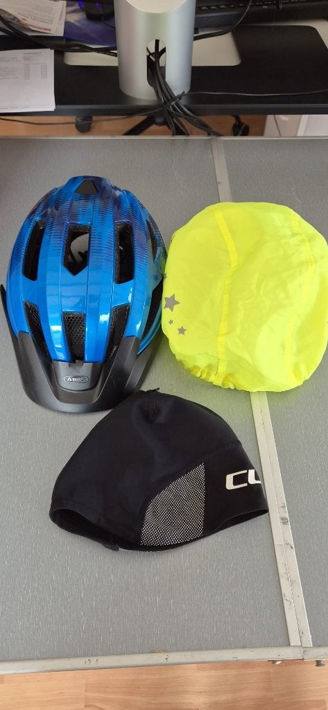 Casque de vélo bleu pour enfant Abus avec accessoires, Vélos & Vélomoteurs, Garçon ou Fille, Enlèvement ou Envoi, Comme neuf, Autres tailles