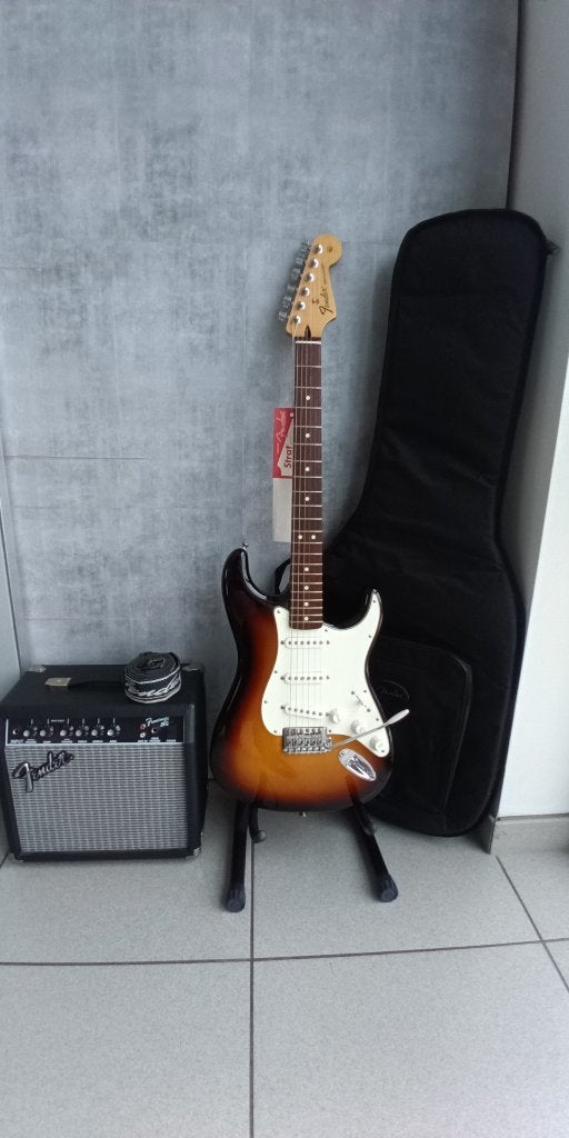 Fender Stratocaster sunburst 2012( new old stock), Muziek en Instrumenten, Ophalen, Fender, Nieuw, Met versterker