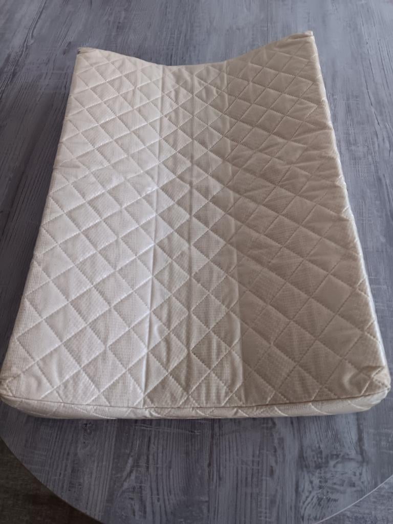 Luierkussen met overtrekje. Goede staat. Komt van bij oma., Ophalen