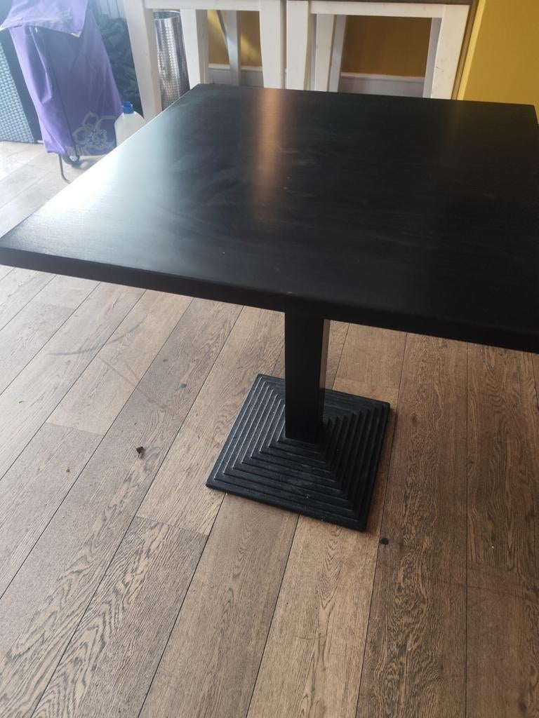 Vierkante tafels, ijzeren onderstel, bladen zn verschillend, Ophalen