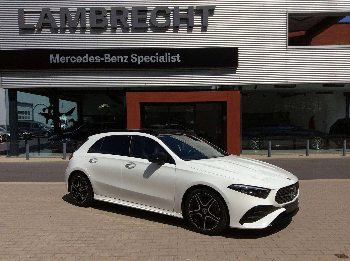 Mercedes-Benz A-CLASS 200 A 200 (EU6AP) * AMG * NIGHT * PANO, Auto's, Automaat, 4 cilinders, Alcantara, Wit