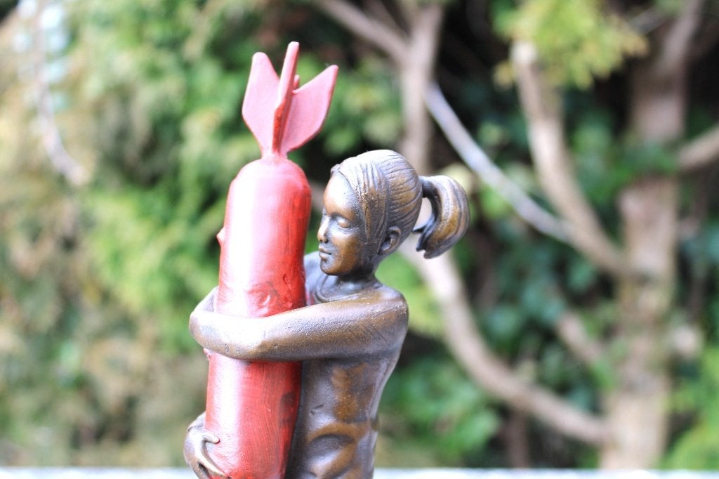 la fille a la bombe rouge en bronze signé, BANKSY, Enlèvement ou Envoi, Bronze