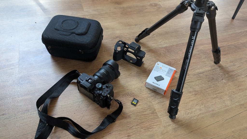 Sony ALPHA IV Body + Objectif Sony FE 20 mm f/1.8 G + Acc., Sony, Housse/sac de protection, Comme neuf, Enlèvement