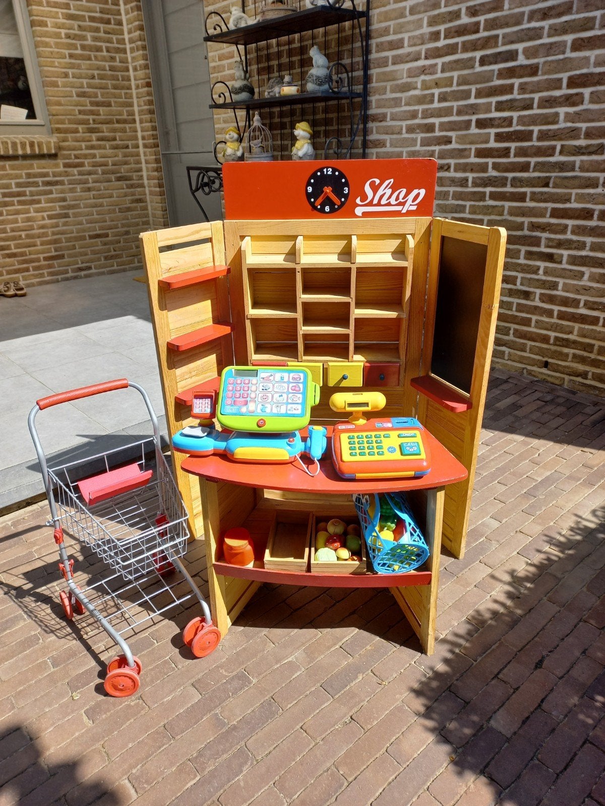 Houten supermarkt., Ophalen