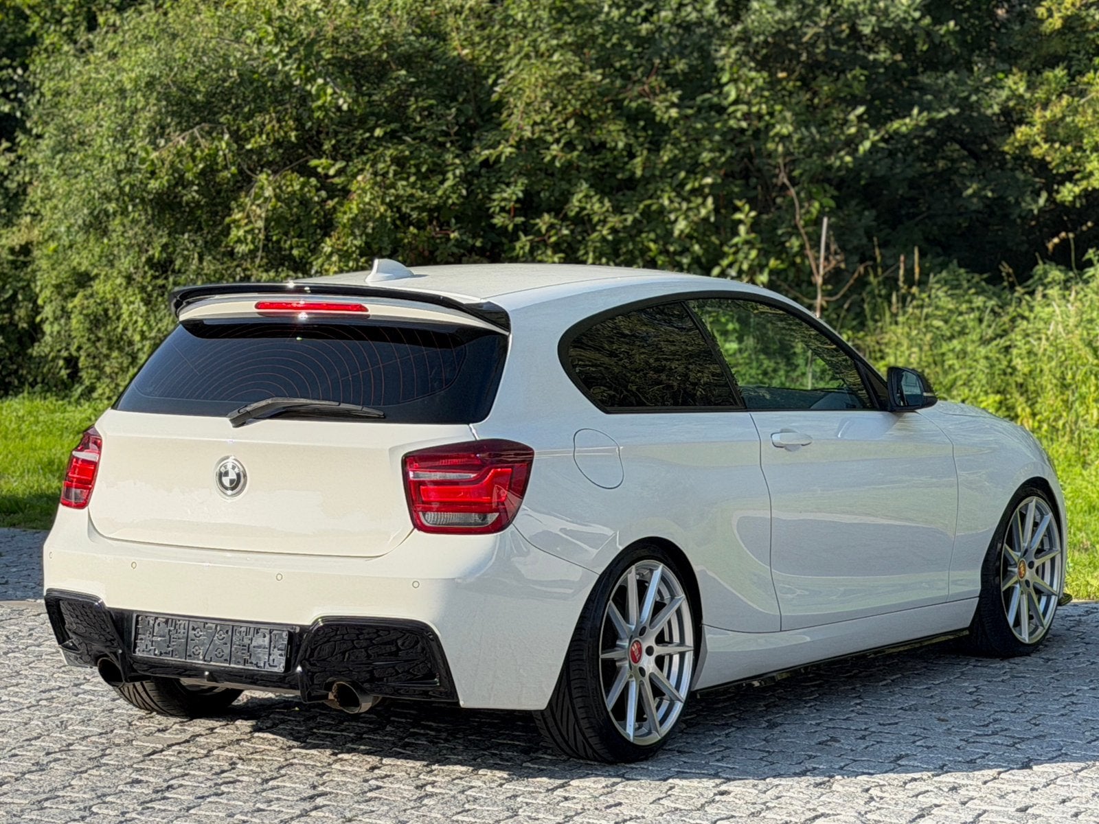 BMW F21 116i AUTOMATIC //M PERFORMANCE • EURO6 • M135i-LOOK, Testrit aan huis, 4 cilinders, Wit, Grijs