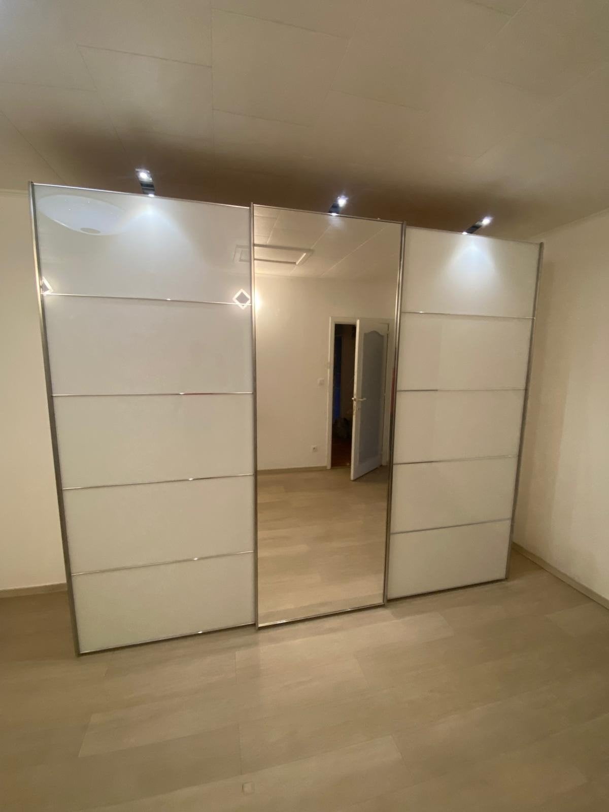 Gare robe avec 3 portes coulissantes