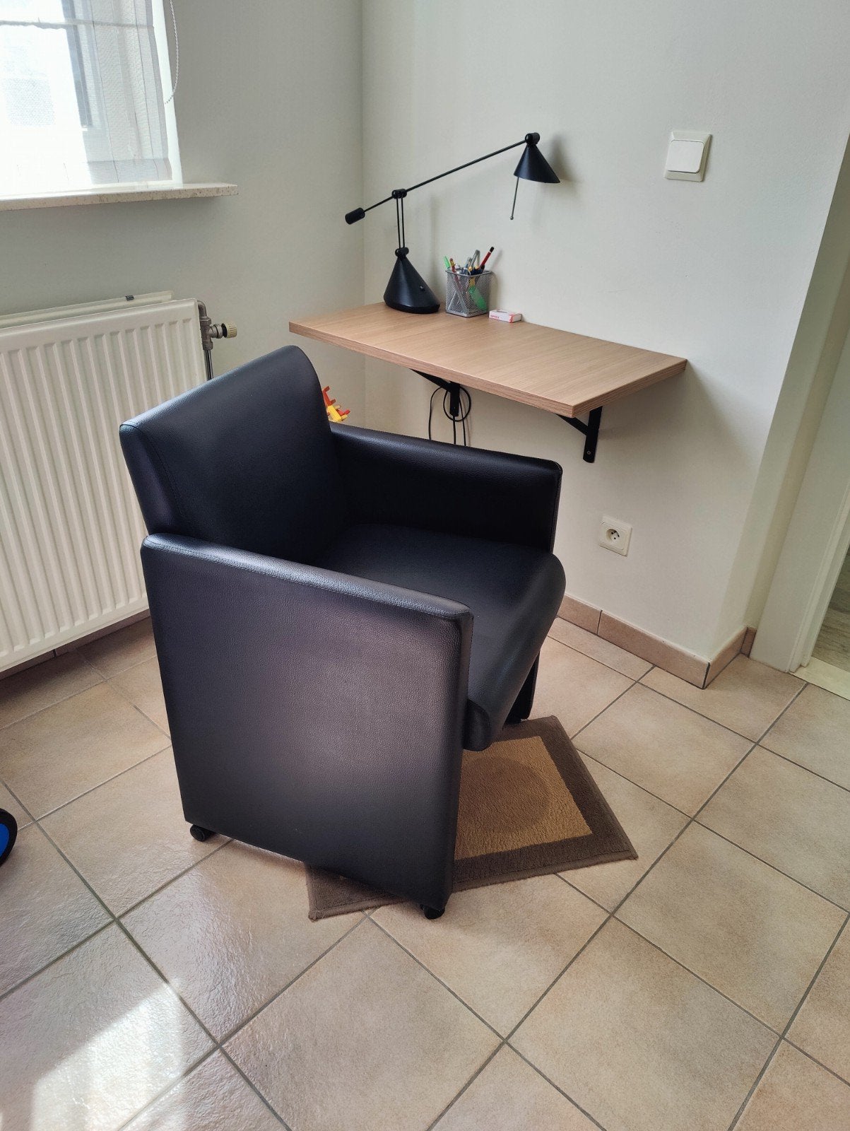 2 zwarte rolstoelen, Ophalen