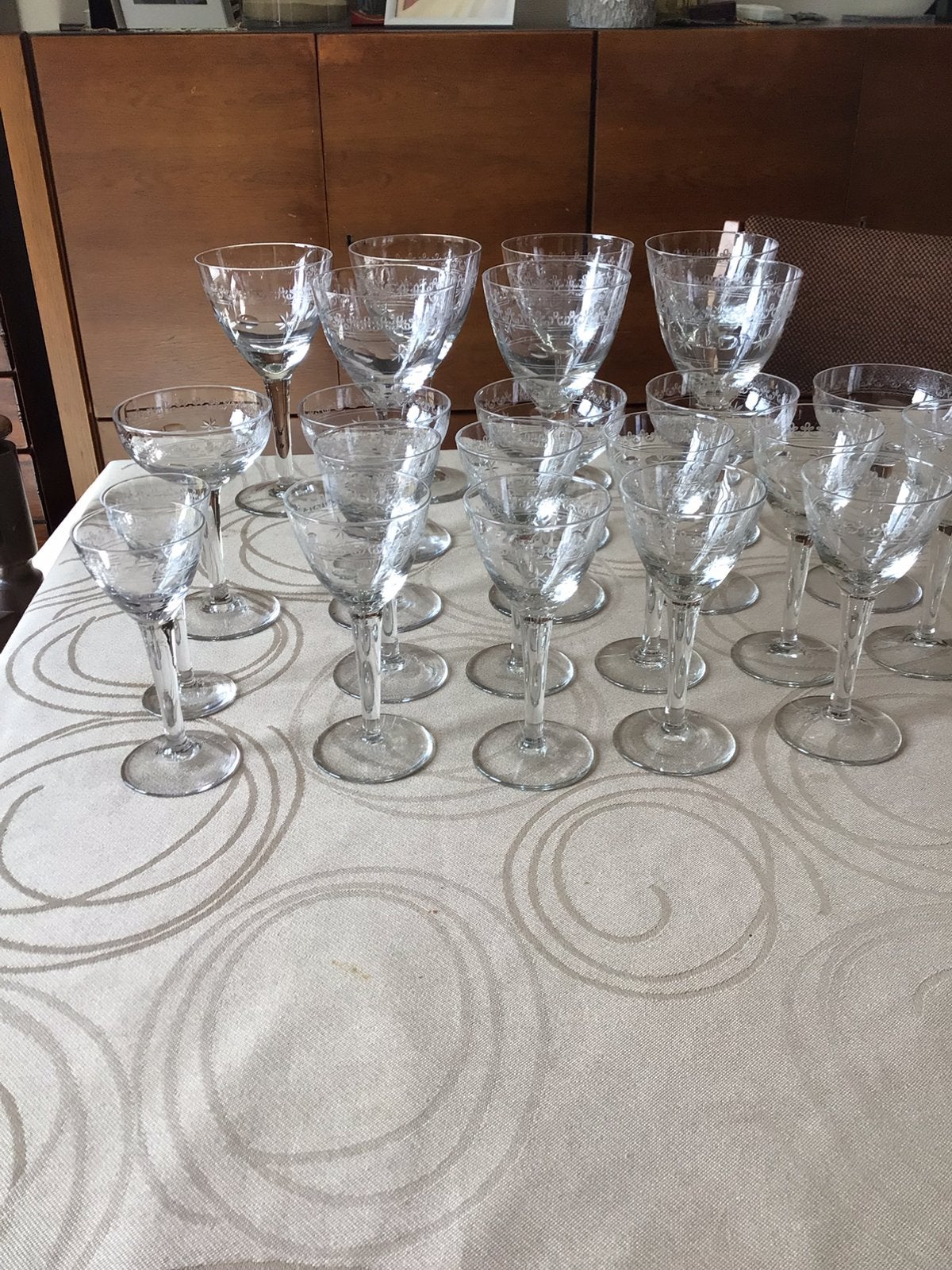 Vaisselle Belle Epoque en cristal, Enlèvement