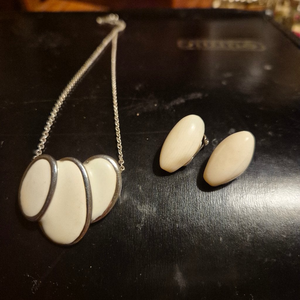 Set Vintage: pendentif (VictorM) et boucles d'oreilles en os, Bijoux, Sacs & Beauté, Enlèvement ou Envoi, Comme neuf