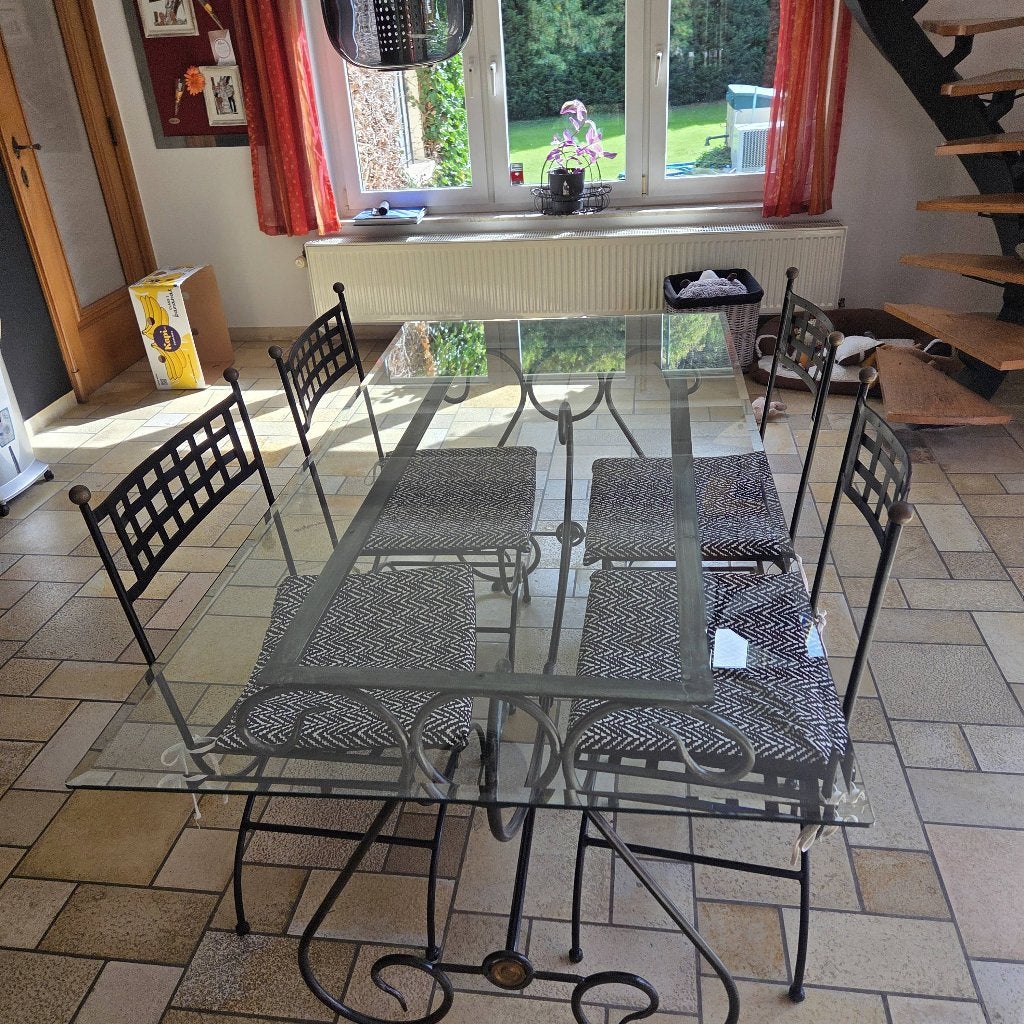 Table salle a manger et une ronde 1m50.plus 4 chaises aussi, 150 à 200 cm, Cinq personnes ou plus, Fer forgé plus dessus verre