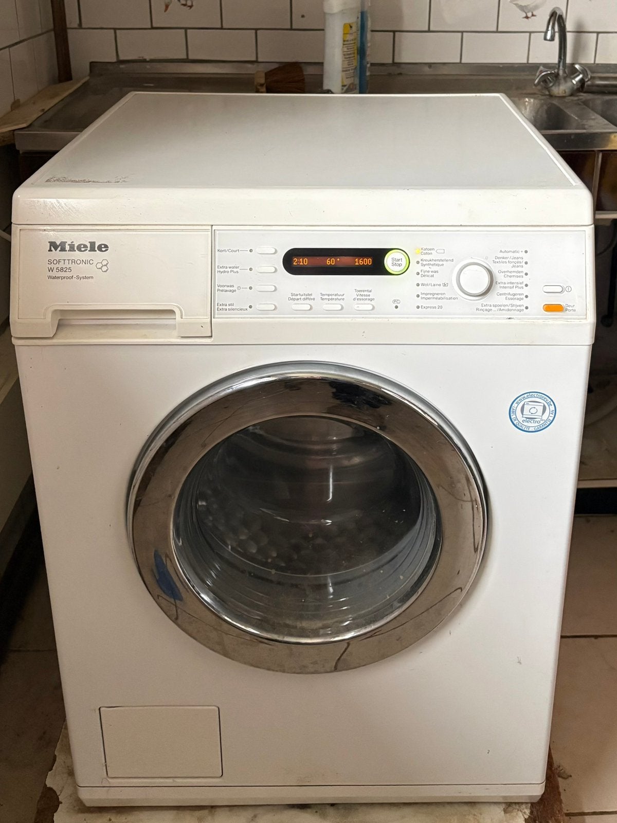 Lave linge Miele softronic W5825, Electroménager, 1200 à 1600 tours, 6 à 8 kg, Programme lavage à la main, Chargeur frontal