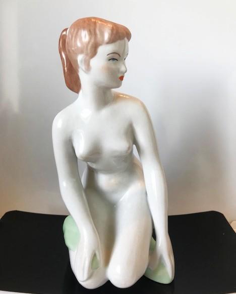 Porcelaine Aquincum nue érotique Budapest 😎🤗💎👌, Statue, Enlèvement ou Envoi, Art deco, Multicolore
