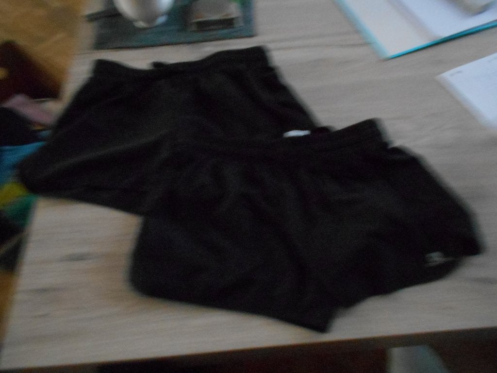 2 zwarte sport shorten maat 140 - 146, Kinderen en Baby's, Kinderkleding | Maat 140, Meisje, Sport- of Zwemkleding, Decathlon