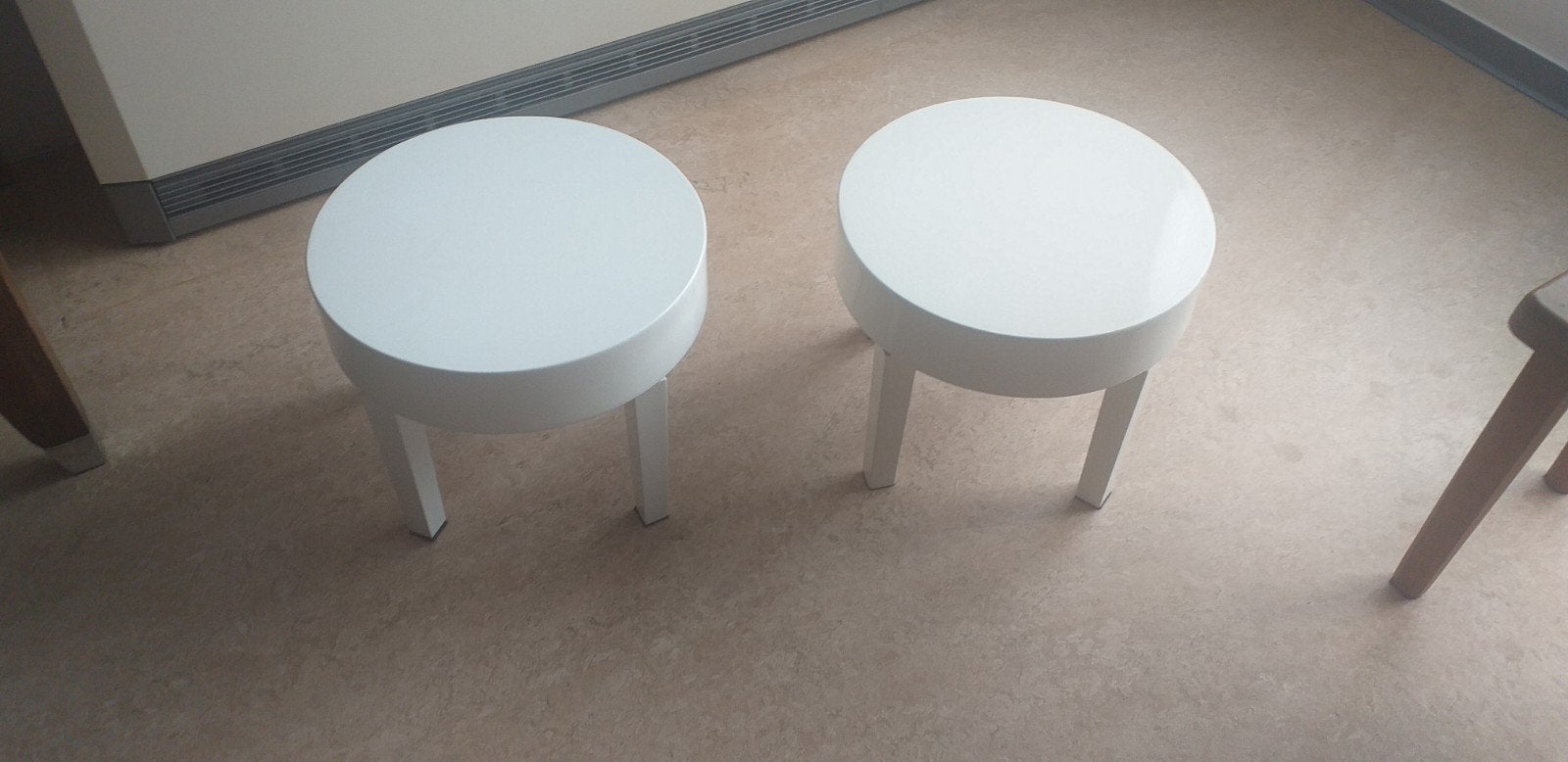 Set witte moderne ronde bijzet tafeltjes., Huis en Inrichting, Tafels | Bijzettafels, Ophalen, Gebruikt, Rond, Overige materialen