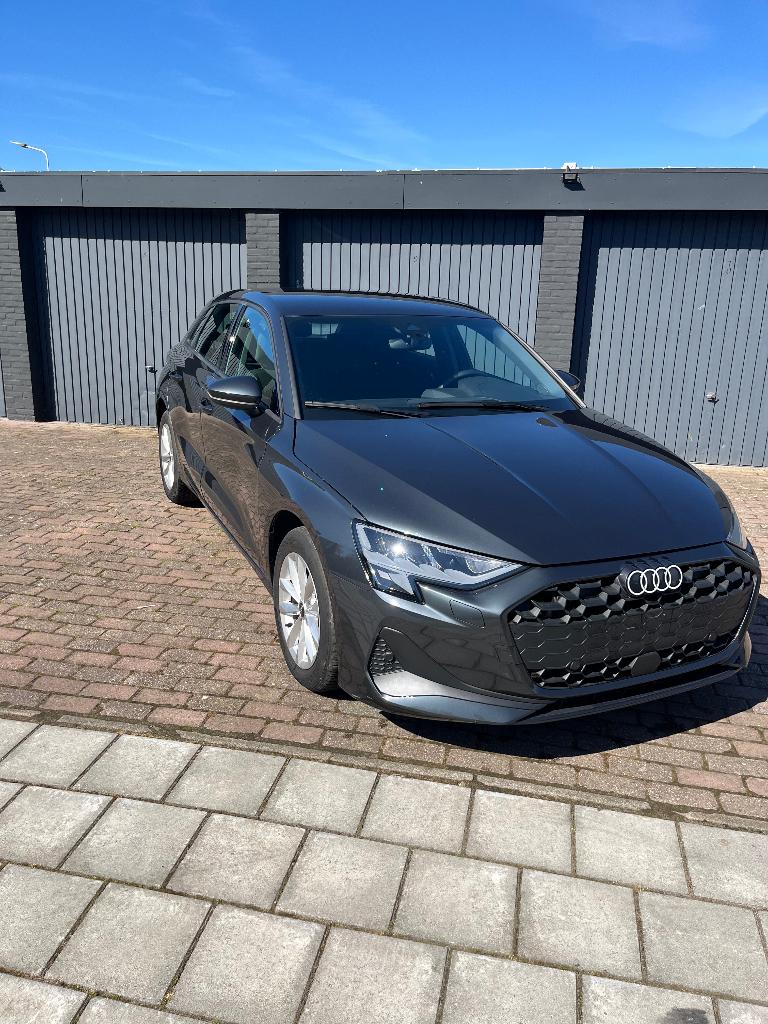 Audi a3 1.5tfsi  automaat bouwjaar 2025 mild hybride 20dkm !, Auto's, Audi, Stof, 1498 cc, 4 cilinders, Lichtsensor