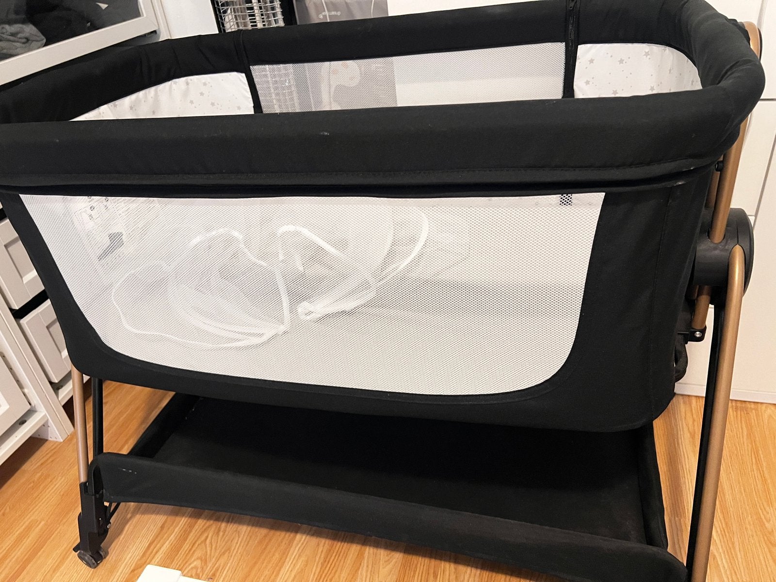 Puck co-sleeper Claire met klamboe en hoes voor matras, Kinderen en Baby's, Ophalen of Verzenden, Zo goed als nieuw