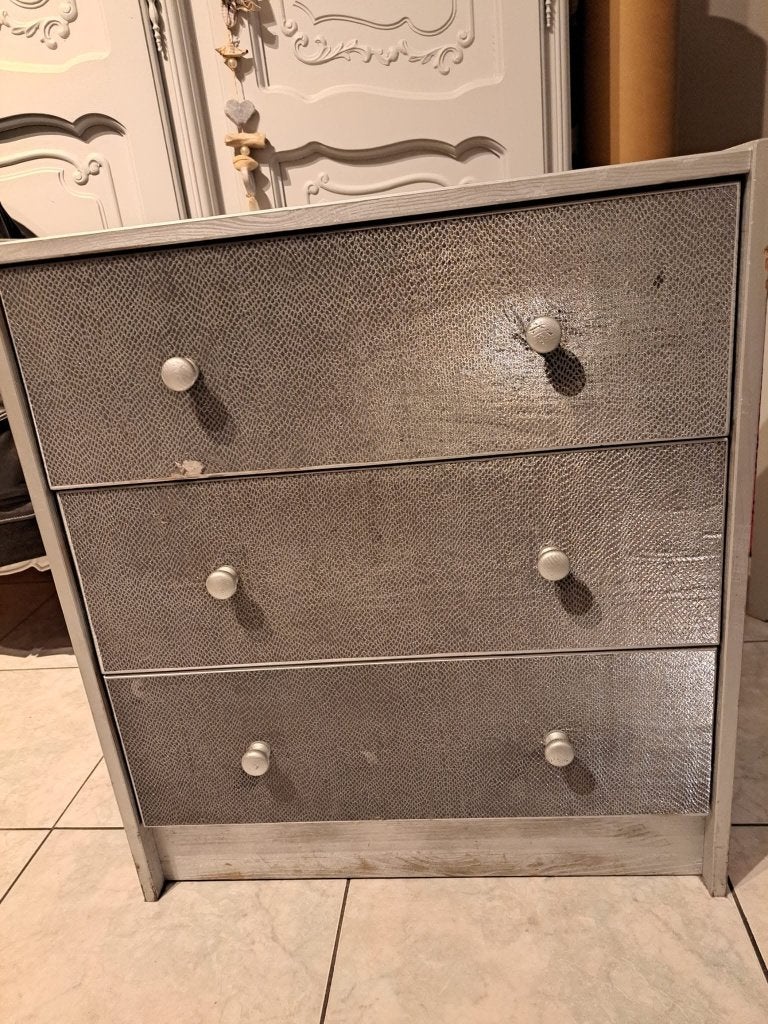 Armoire commode argentée à saisir., Maison & Meubles, 3 ou 4 tiroirs, 25 à 50 cm, Enlèvement, Utilisé