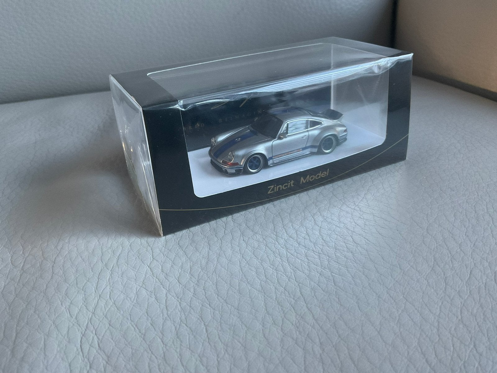 1/64 Zincit Porsche DLS,Titanium/navy blue, Enlèvement ou Envoi, Neuf