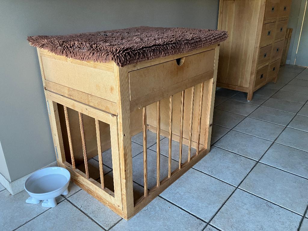 Unieke hondenbench in hout, Enlèvement, Utilisé