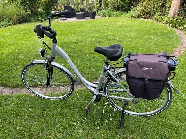 E-fiets zilverkleur, 51 tot 55 cm, Ophalen, Gebruikt, 50 km per accu of meer