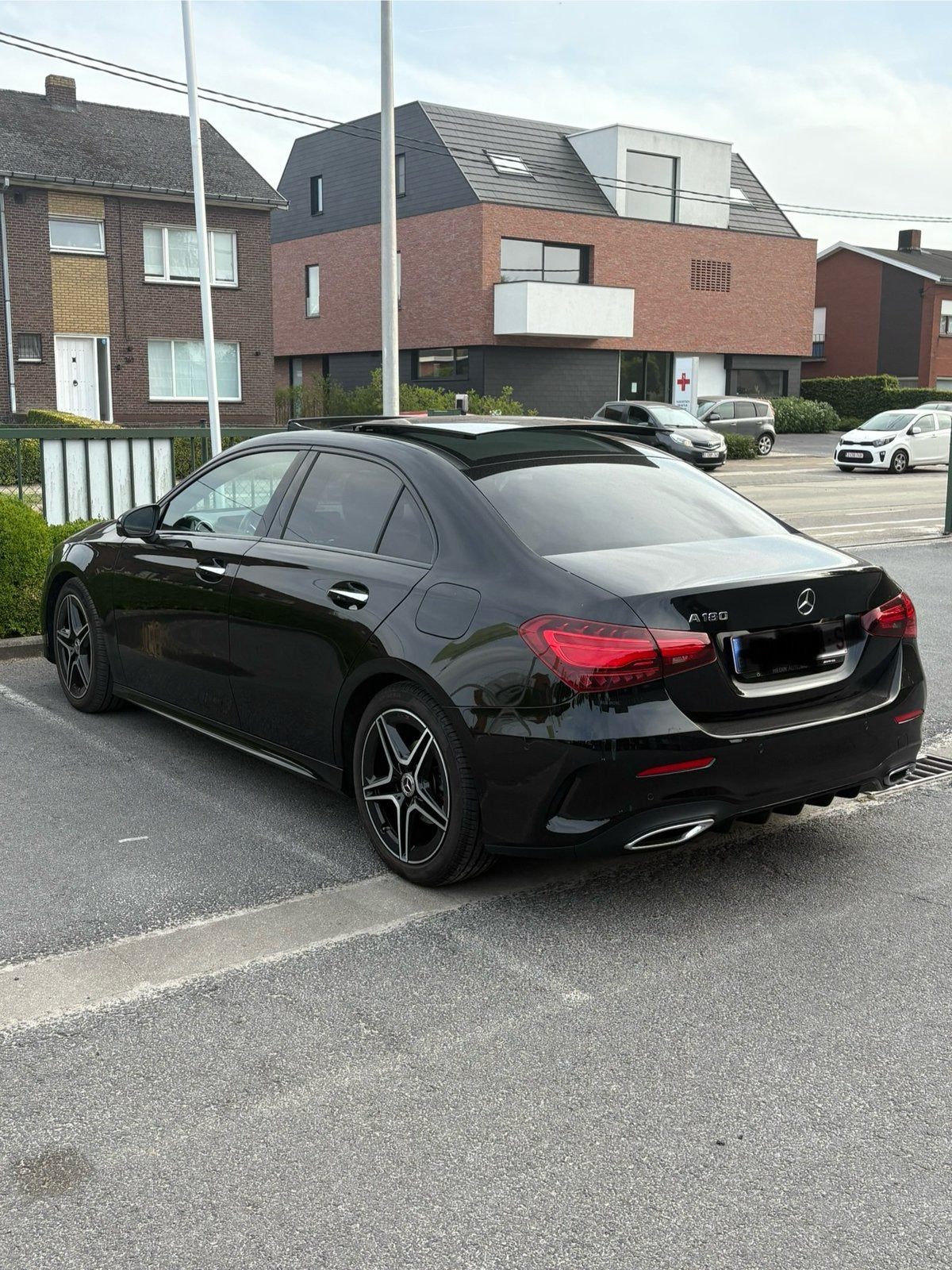 Mercedes A180 Berline AMG Line 2024 – 47.517 km – Automaat, Auto's, 4 deurs, Stof, Zwart, Zwart