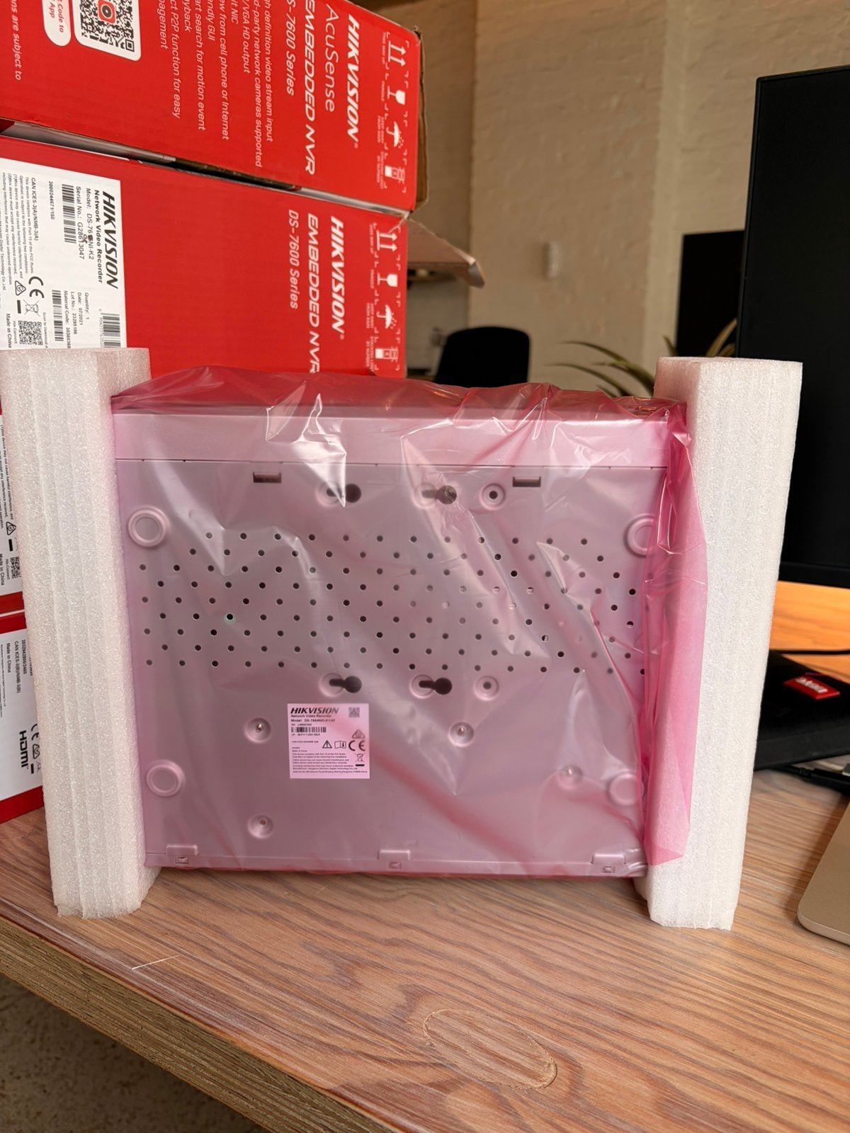 Hikvision DS-7604NXI-K1/4P NVR Recorder Nieuw in Doos, Ophalen of Verzenden, Zo goed als nieuw