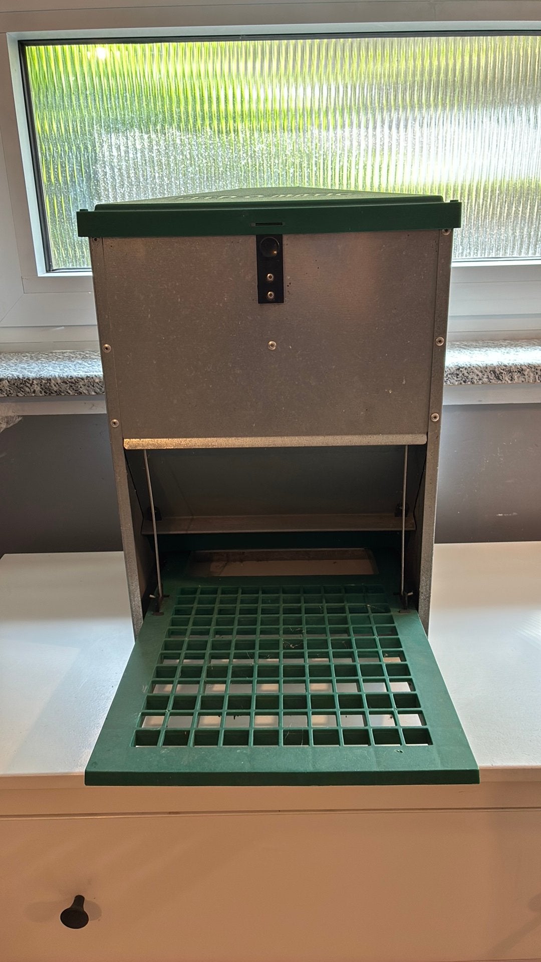 Mangeoire automatique pour poulets Feedomatic 5 kg, Animaux & Accessoires, Enlèvement, Comme neuf