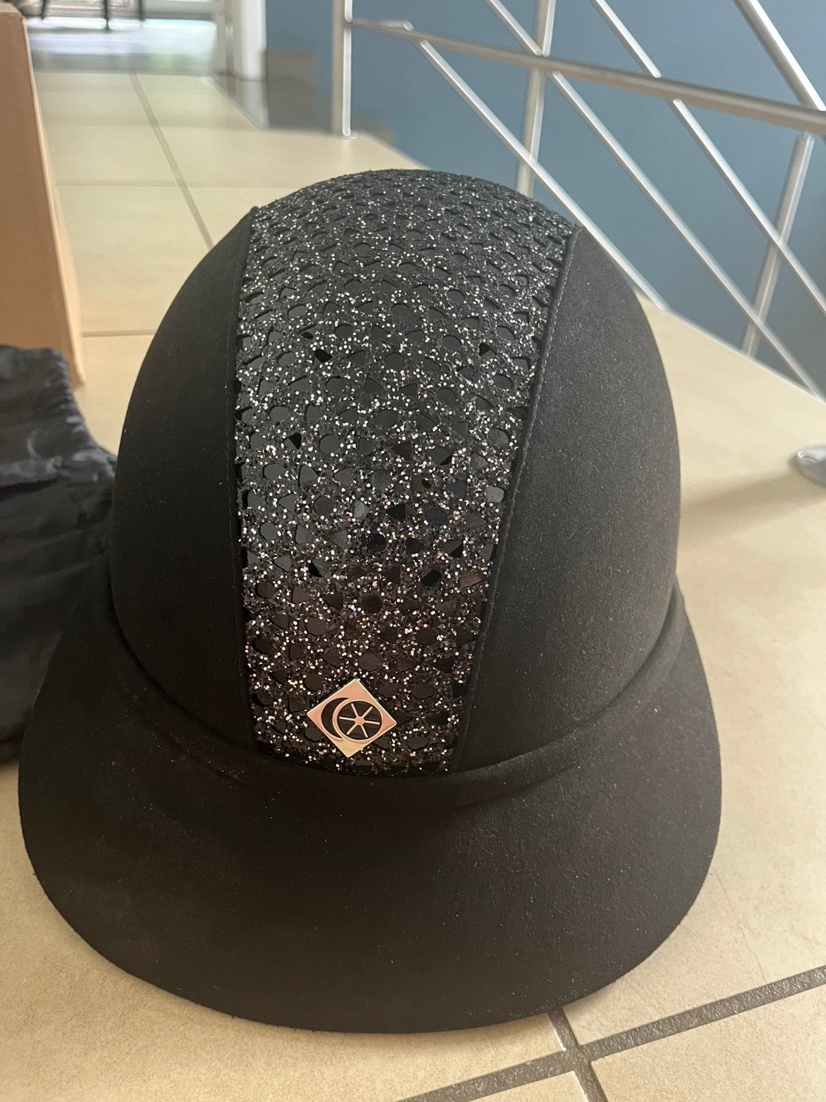 Charles Owen SP8 plus brillant, Animaux & Accessoires, Neuf, Sac de rangement inclus, Enlèvement ou Envoi, Noir