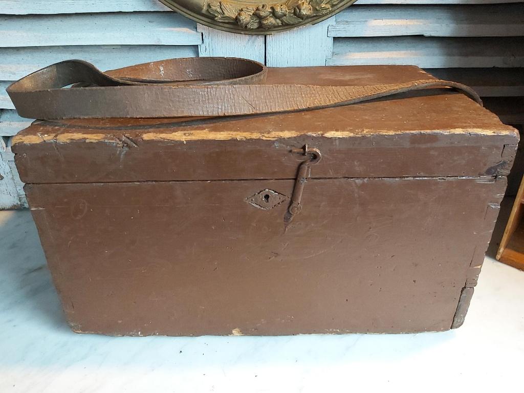 Grote bruine houten kist met schuif onderaan, Antiek en Kunst, Ophalen of Verzenden