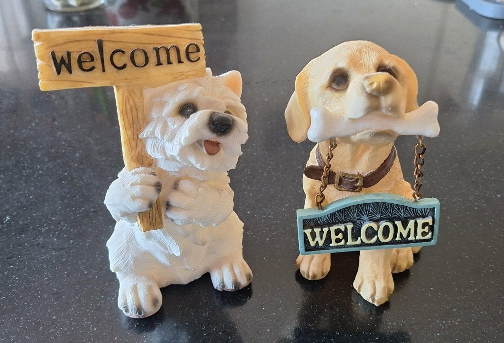 Te koop 2 hondenbeeldjes met bordje Welcome (van polyresin)., Ophalen of Verzenden, Zo goed als nieuw, Hond of Kat, Beeldje of Figuurtje