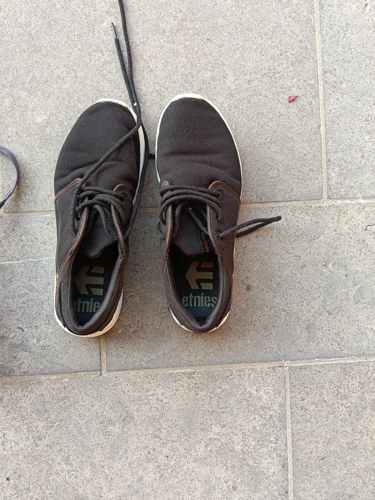 zwarte sportschoenen Etnies, Enlèvement, Porté, Chaussures de sport, Etnies