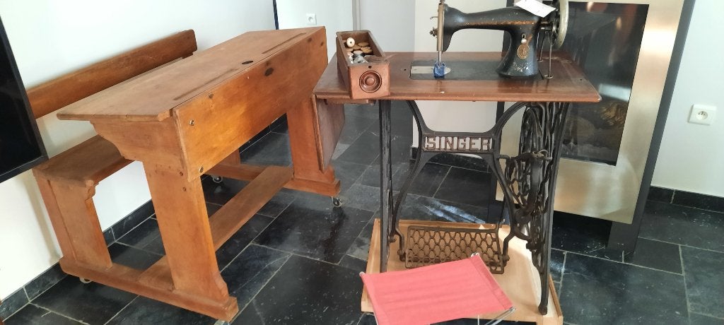 Oude schoolbank+oude nog werkende+onderhouden naaimachine, Ophalen