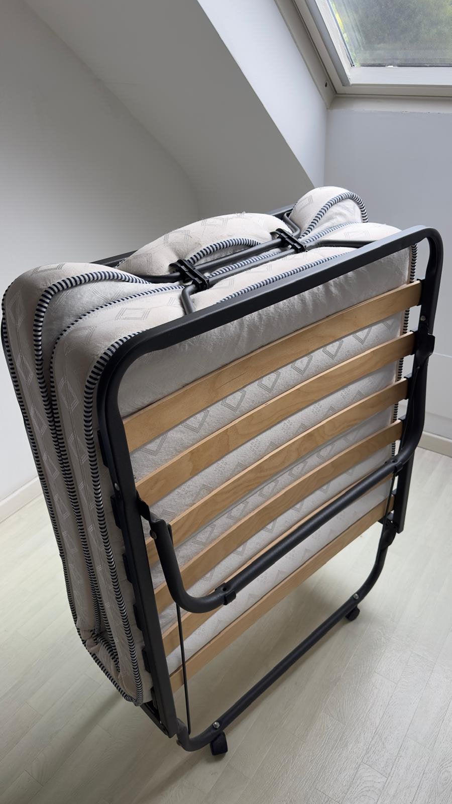 Comfortabel 1-persoons plooibed / logeerbed op wieltjes, Ophalen, Eenpersoons, Zo goed als nieuw, 80 cm