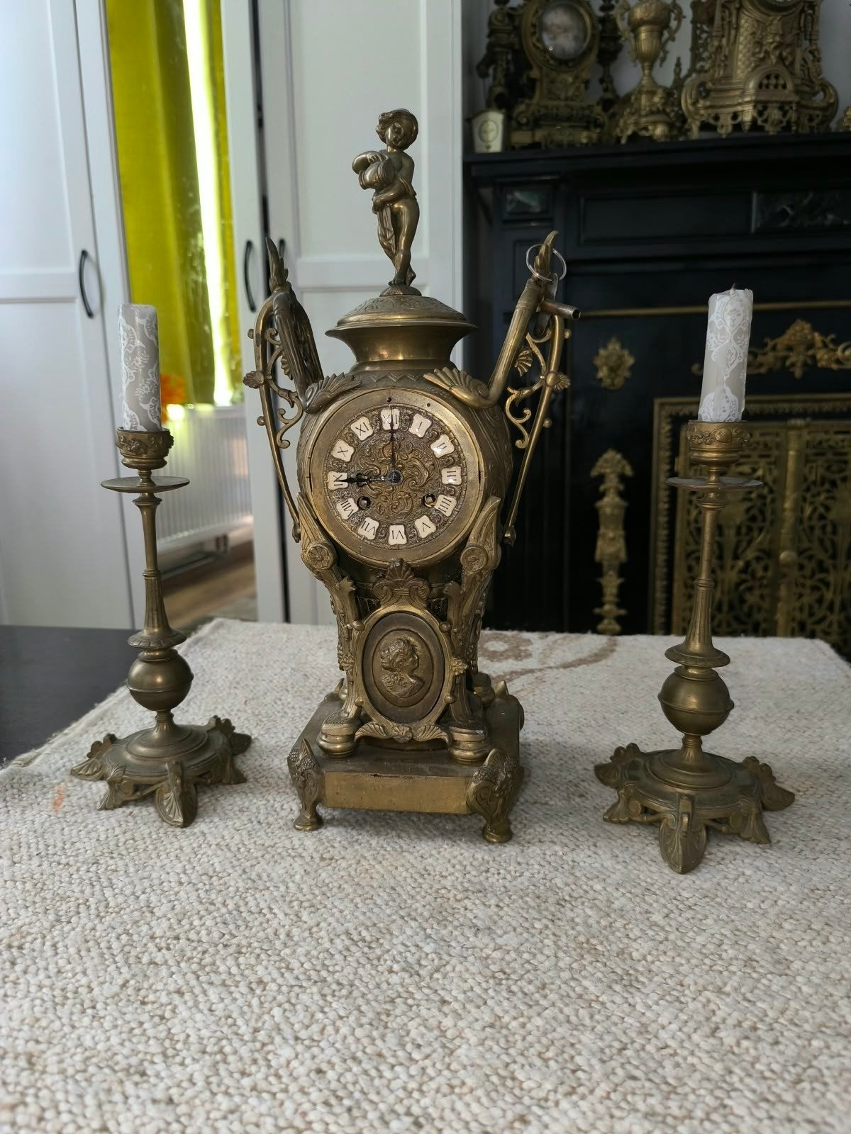 Horologe en bronze, Enlèvement