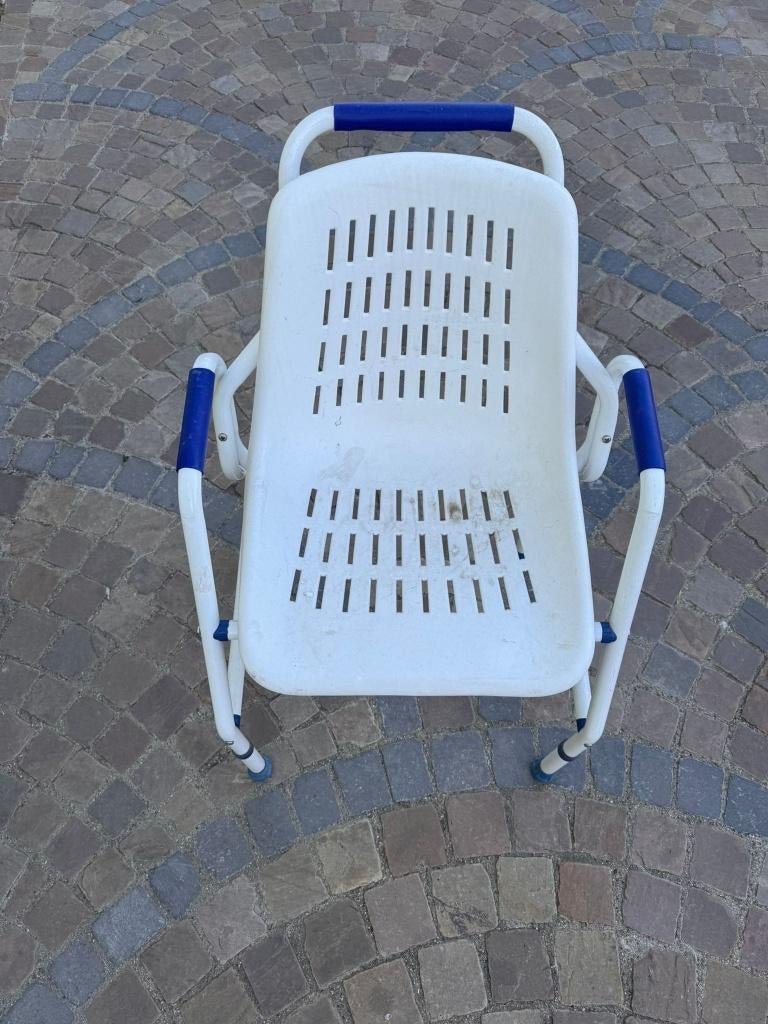 Chaise de douche pour adulte tre bonne état prix 42 euros, Enlèvement