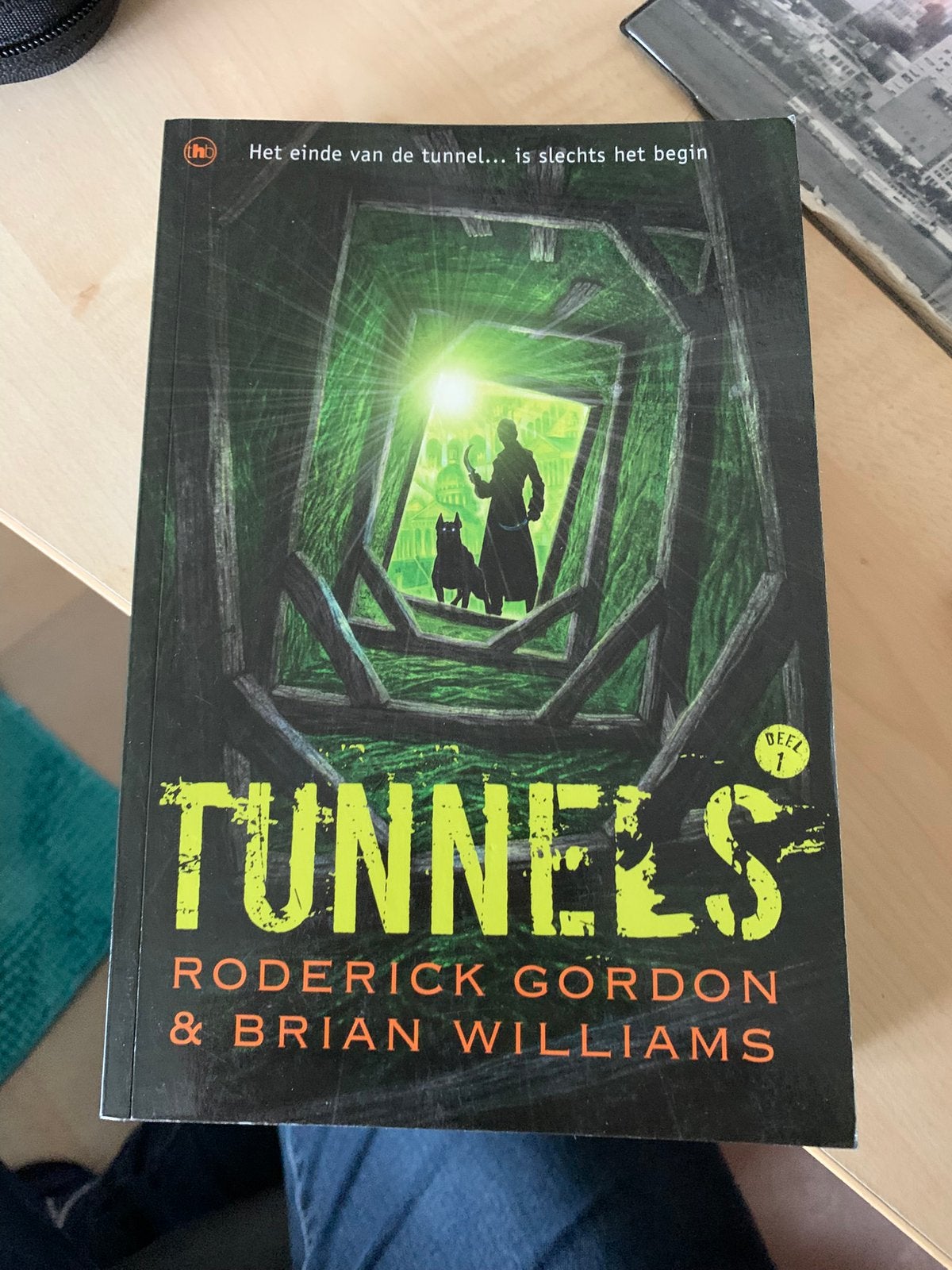 Roderick Gordon - Tunnels, Boeken, Science fiction, Ophalen of Verzenden, Zo goed als nieuw