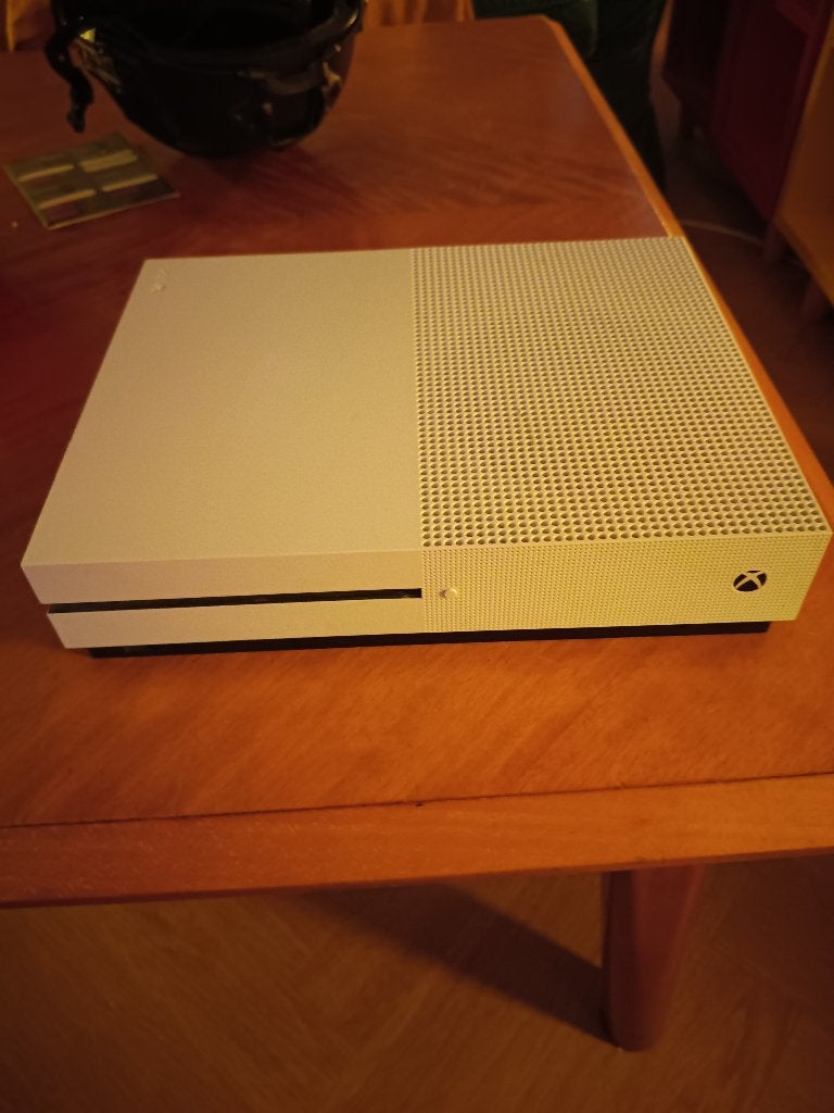 Xbox One S + een controller, heel weinig gebruikt, Games en Spelcomputers, Ophalen, Online, Overige genres, Zo goed als nieuw