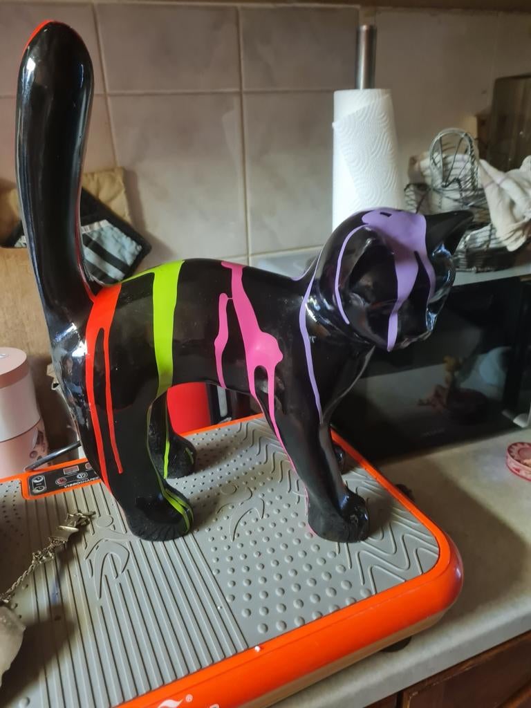 Statue chat noir coloré très beau