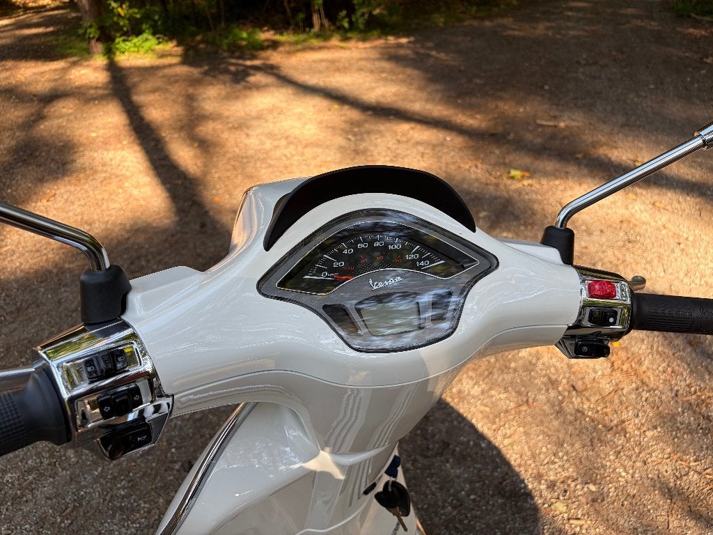 Indiscernable de la nouvelle Vespa 125cc - 600 km ! ! !, Scooter, Permis Moto A1 minimum, ABS, Automatique